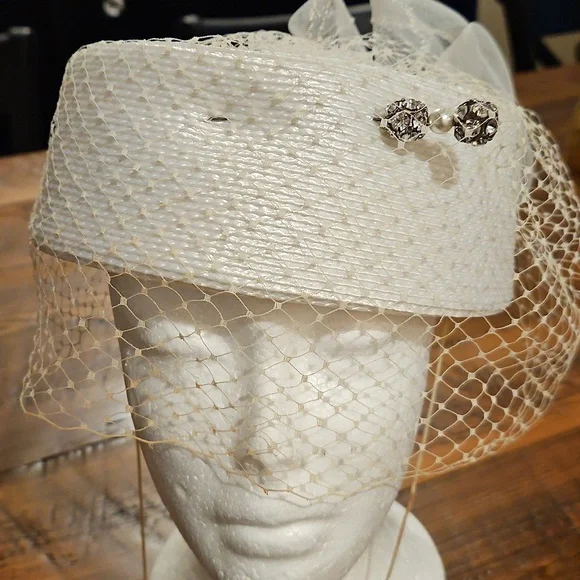 BEAUTIFUL VINTAGE CAPRICE HAT WITH BOW AND VEIL AND A STICK PIN. - Picture 6 of 10
